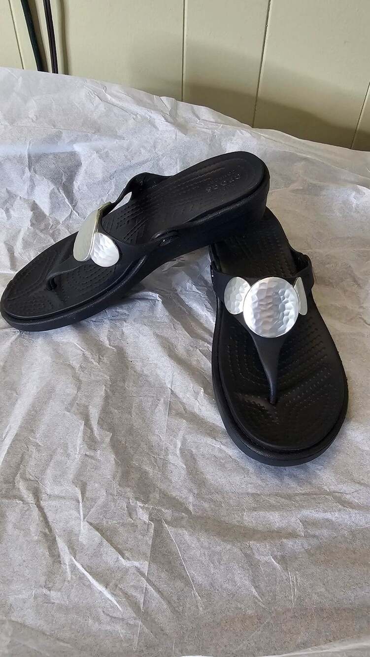 Crocs Sanrah Hammered Circle Wedge Flip Sandals
Size 6